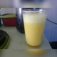 A picture of Licuado de manzana y naranja🍎🍊.