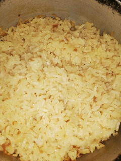 Una foto de Arroz con cebolla caramelizada 🤤