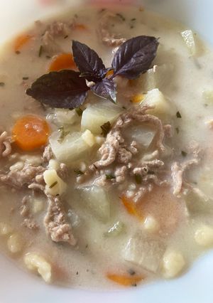 Tárkonyos karalábéleves darálthússal recept fotója