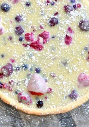 Une photo de Tarte aux fruits rouges et chocolat blanc