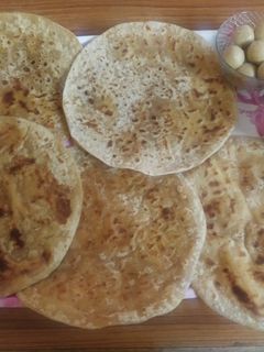 खमंग खुसखुशीत तिळगुळ पोळी (til gud poli recipe in marathi) रेसिपी चे मुख्य फोटो