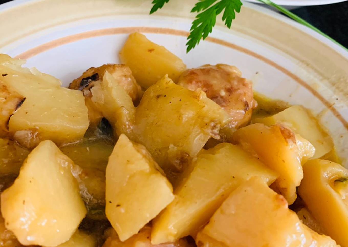 Albóndigas de pollo y queso con patatas al curry🥔🍲🍲🍲🥔