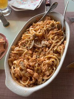Una foto de Salmón con salsa italiana y pastas 👌🏻