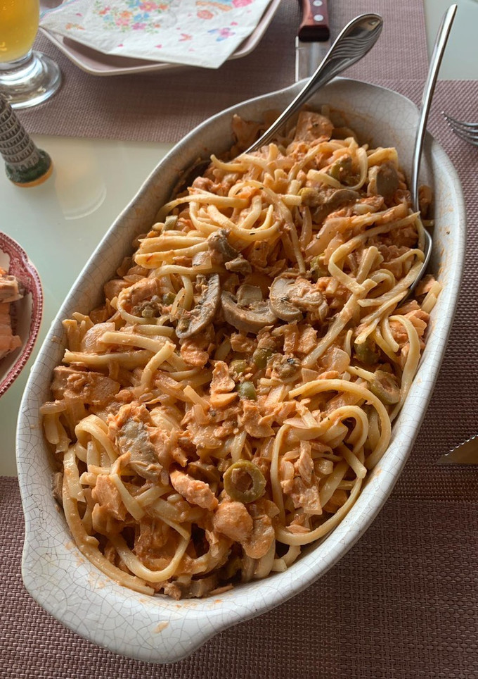 Una foto de Salmón con salsa italiana y pastas 👌🏻