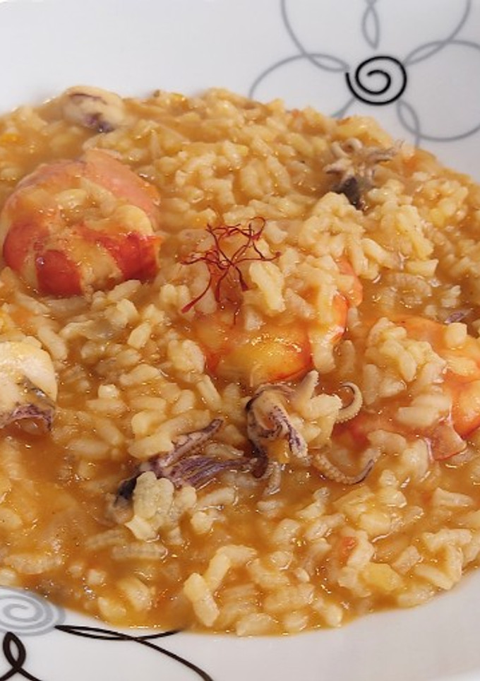 Una foto de Arroz caldoso con chipirones y gambones
