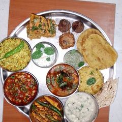 Gujarati Thali special 🍅🥕🥔🥥 A picture of Gujarati Thali special 🍅🥕🥔🥥.