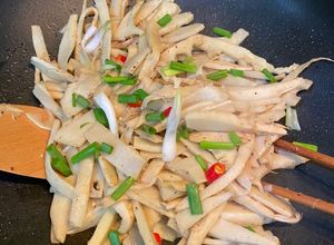 Hình của món Măng xào tỏi.