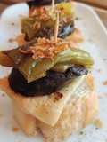 Pincho de morcilla y pimiento frito con queso de romero fundido