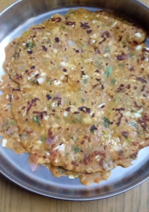 கோதுமை மாவு கோஸ் அடை(wheat cabbage adai recipe in tamil) செய்முறை முக்கிய புகைப்படம்