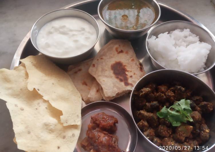 Veg thali - besanbhindi, tur dal, rice, parantha