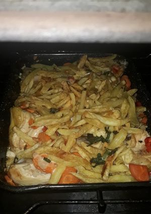 Una foto de Papas y pollo