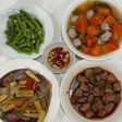 Cơm nhà với mực xào ngô bao tử, đùi bò rim tiêu, canh đu đủ thịt băm viên, đậu cove luộc rắc mè