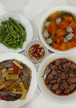 Hình của món Cơm nhà với mực xào ngô bao tử, đùi bò rim tiêu, canh đu đủ thịt băm viên, đậu cove luộc rắc mè.
