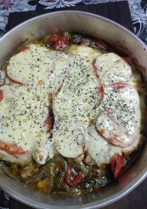 Una foto de Merluzón napolitano con verduras al horno