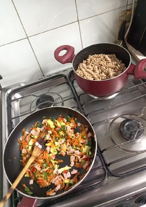 Una foto de Ensalada de tallarines integrales