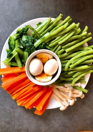 Hình của món Rau Củ Luộc Chấm Nước Mắm Dằm Trứng Lòng Đào.