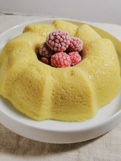 Una foto de Flan de naranja y mango