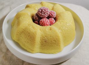 Una foto de Flan de naranja y mango