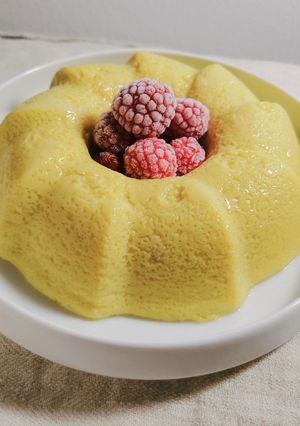 Una foto de Flan de naranja y mango