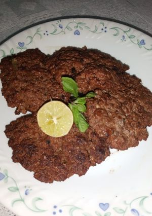 A picture of Kachay Qeemay ke Kababs.