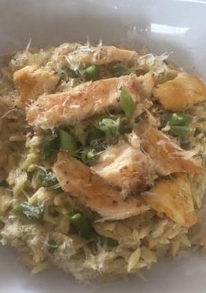 Una foto de Risoni a la crema con pollo a la plancha