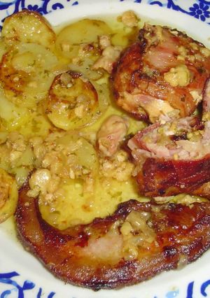 Una foto de Picantones al horno con patatas panaderas