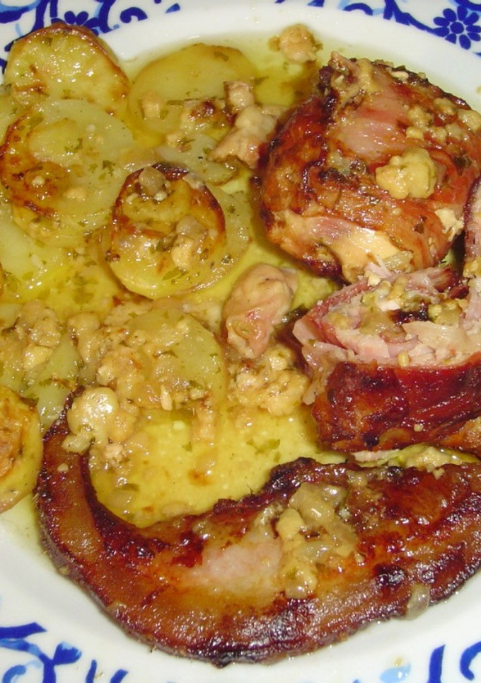 Una foto de Picantones al horno con patatas panaderas