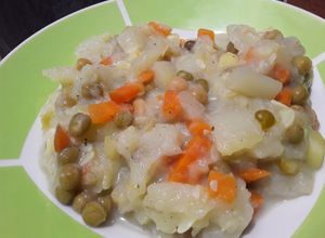 Una foto de Guiso de calabaza blanca, papa, arveja y zanahoria🥙🥗🥔