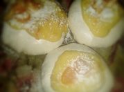 Una foto de pavlova con crema