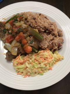 Una foto de T Bone entomatado, Arroz de Frijoles y Ensalada de Repollo & Zanahoría