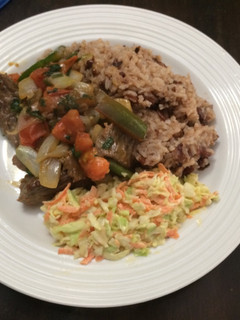 Una foto de T Bone entomatado, Arroz de Frijoles y Ensalada de Repollo & Zanahoría