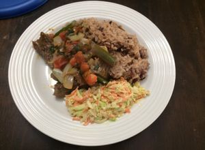 Una foto de T Bone entomatado, Arroz de Frijoles y Ensalada de Repollo & Zanahoría