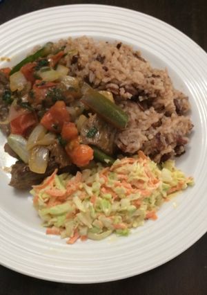 Una foto de T Bone entomatado, Arroz de Frijoles y Ensalada de Repollo & Zanahoría