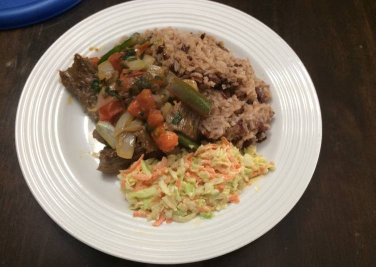 T Bone entomatado, Arroz de Frijoles y Ensalada de Repollo & Zanahoría