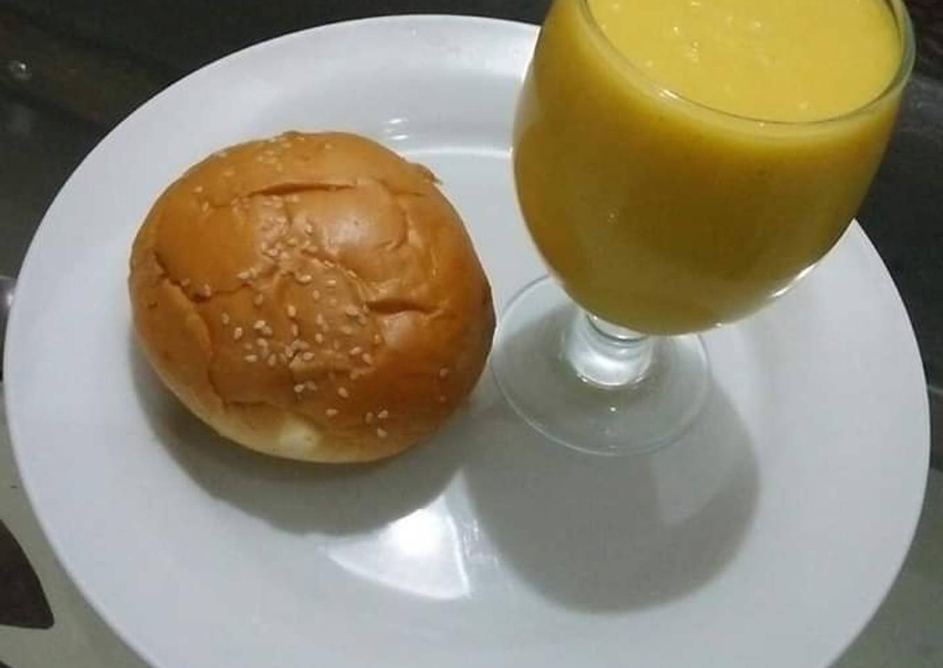 Mango shake with bun💛🍔