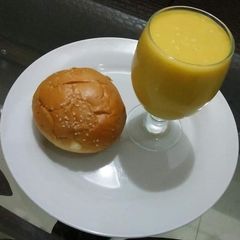 A picture of Mango shake with bun💛🍔.