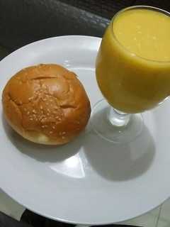 A picture of Mango shake with bun💛🍔.