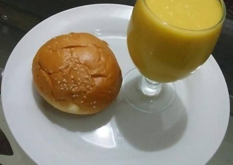 Simple Way to Make Homemade Mango shake with bun💛🍔