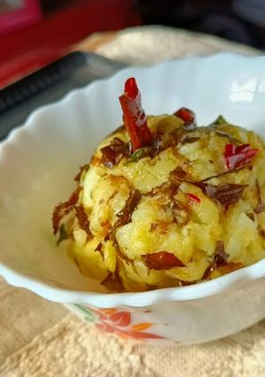নিমপাতা দিয়ে আলু সেদ্ধ মাখা (Nim aloo recipe in Bengali) রেসিপির প্রধান ছবি