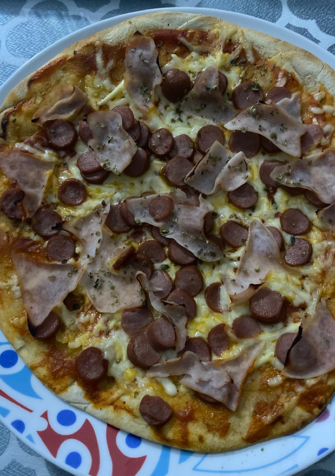 Una foto de Pizza York y salchichas