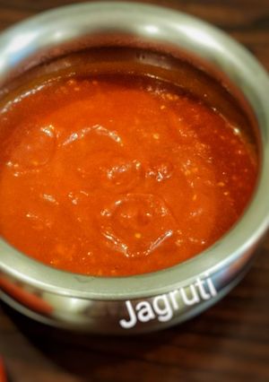 A picture of Easy and Quick Pizza Sauce or Red Sauce.