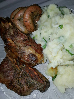 Una foto de Asado al horno con puré