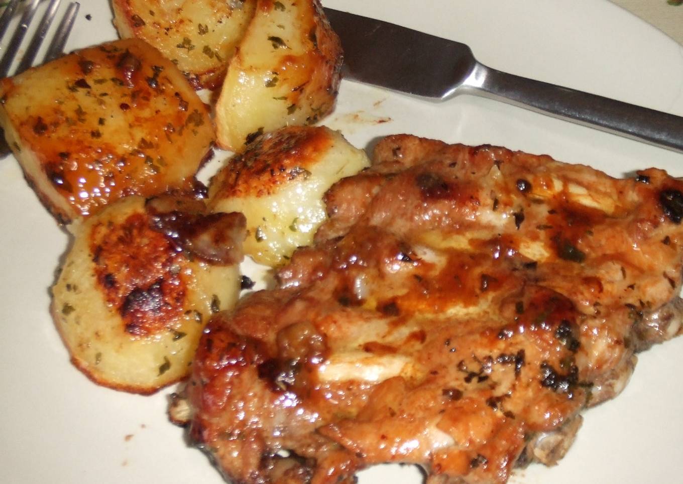 Costillitas asadas con patatas crujientes al perejil