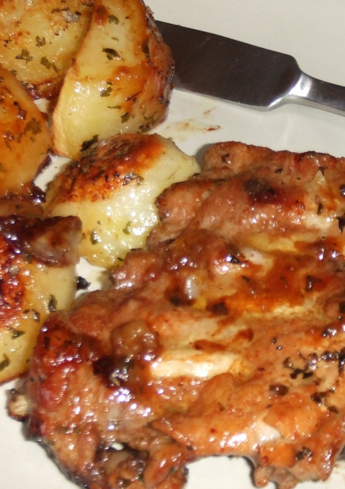 Una foto de Costillitas asadas con patatas crujientes al perejil