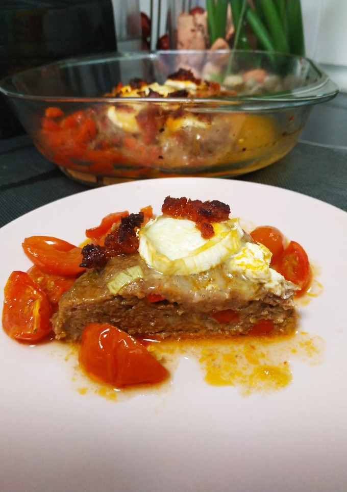 Una foto de Picada al horno con queso de cabra, sobrasada y cherry