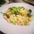 Alubias salteadas con butifarra, almejas y mejillones