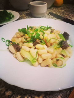 Una foto de Alubias salteadas con butifarra, almejas y mejillones