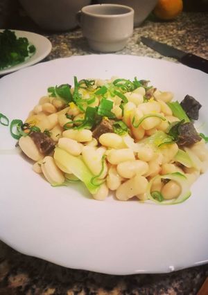Una foto de Alubias salteadas con butifarra, almejas y mejillones