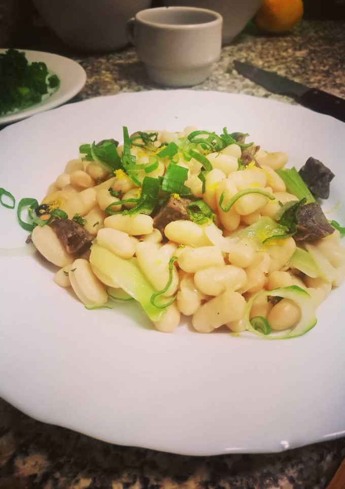 Una foto de Alubias salteadas con butifarra, almejas y mejillones