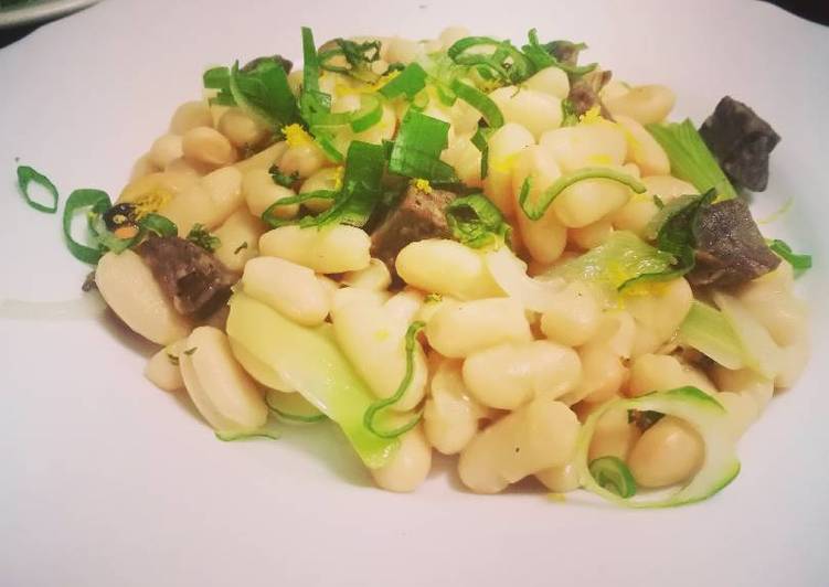 Alubias salteadas con butifarra, almejas y mejillones